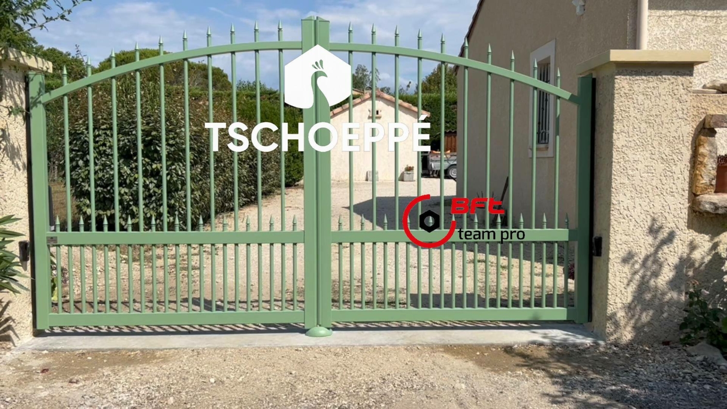 Portail Tschoeppe élégance premium contraste à barreaux motorisé avec moteur BFT VIRGO SMART installé par Marechal Portail Tschoeppe élégance premium contraste à barreaux motorisé avec moteur BFT VIRGO SMART installé par Marechal