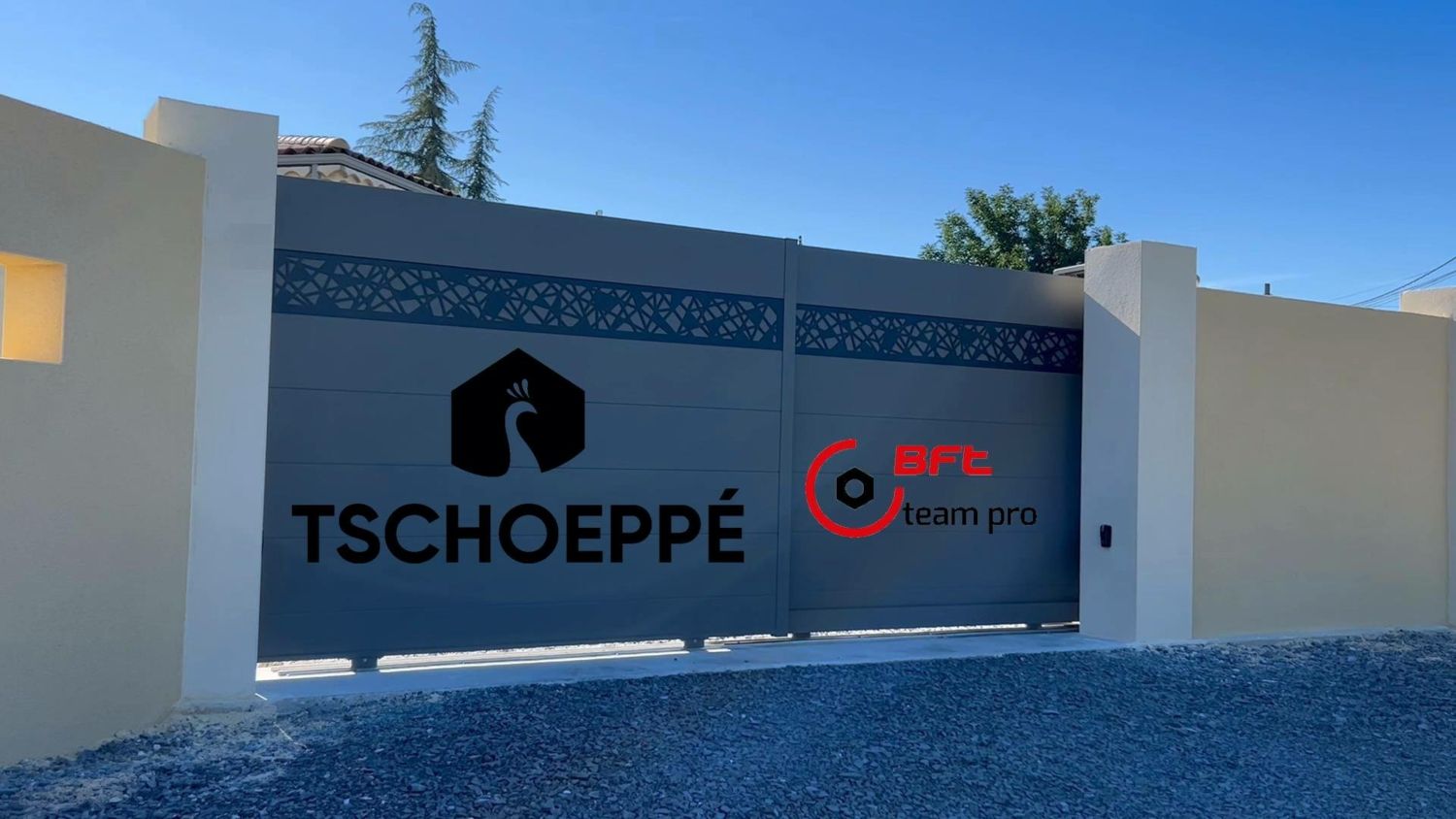Portail coulissant télescopique Essentiel life de chez Tschoeppe avec motorisation BFT DEIMOS ULTRA BT A600