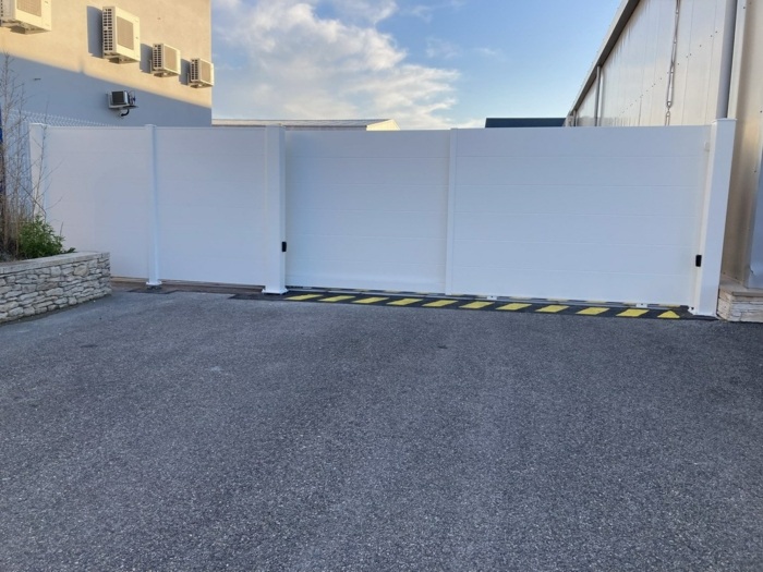 Installation par Marechal à Montelimar dans le 26 d'un portail coulissant télescopique TSCHOEPPE avec un operateur DEIMOS ULTRA BT de la marque BFT